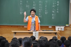 人権教室で竜野小児童に自身の体験談を話す沼田さん