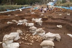 発掘調査中の錦川遺跡